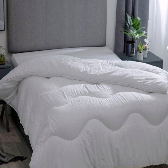 White - Front - Belledorm Hotel Suite 4.5 Tog Filled Quilt